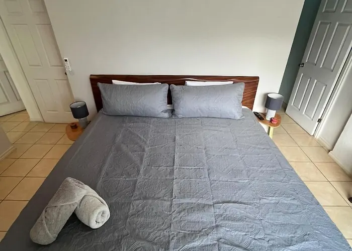 Vv2 42 - Bright Tama 2br Walk To And Pool *